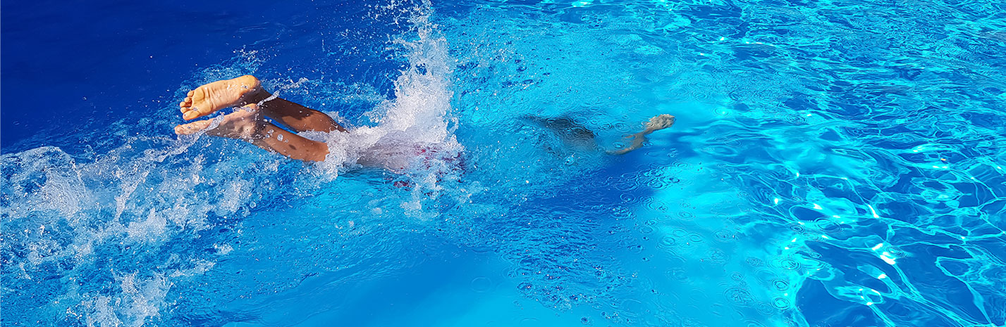Person springt in einen Pool